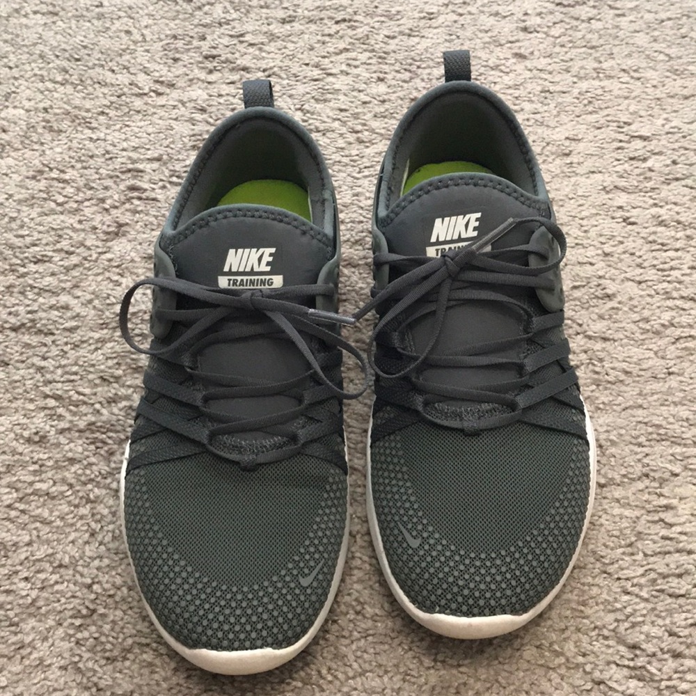 Gray Nike’s size 7